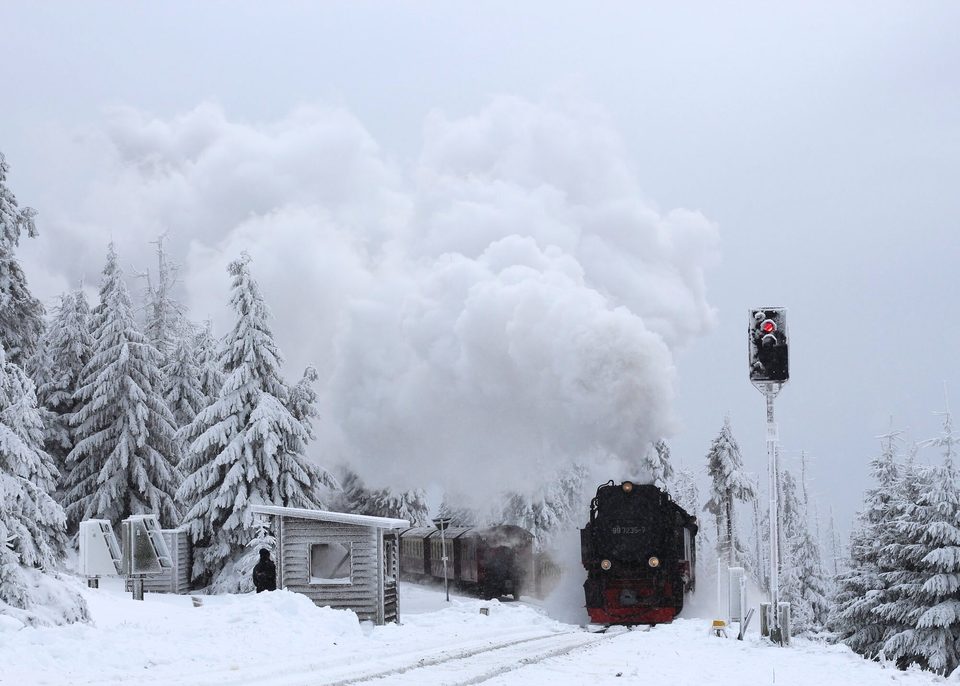 Dampf über dem Schnee